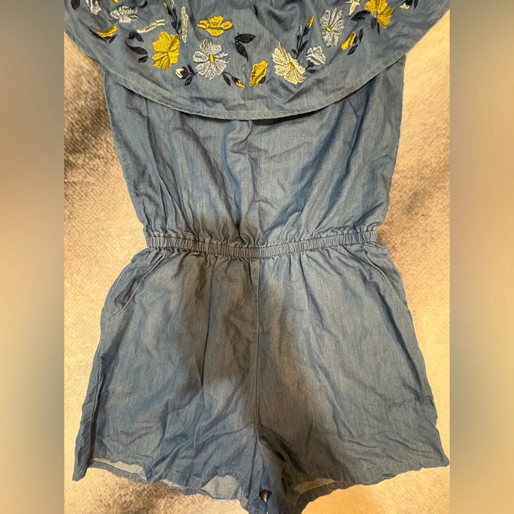 (A10) NWOT Love‎ Tree Chambray Denim Off Shouder Embroidered Floral Romper M